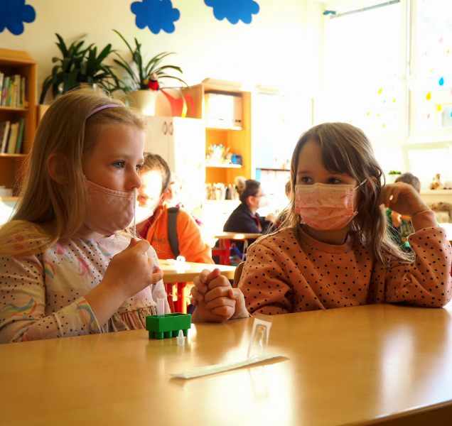 Vláda rozhodla, jak bude vypadat návrat žáků do lavic