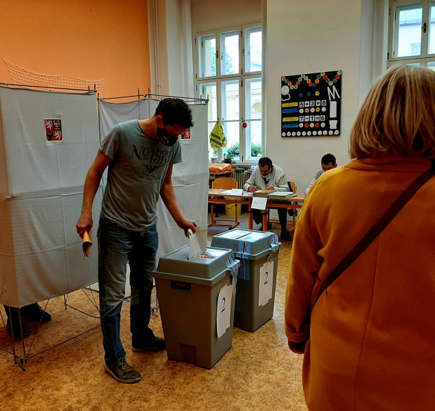 Politické strany, hnutí a koalice znají čísla do říjnových voleb