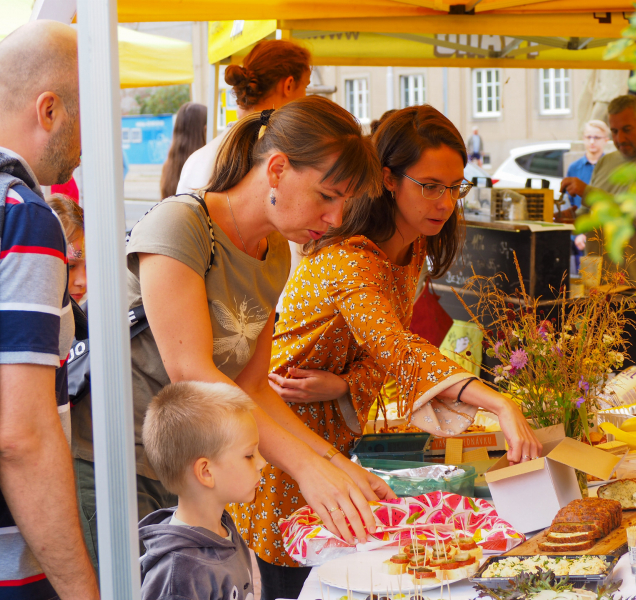 Hudba, smích i vynikající jídlo! Sousedská slavnost začala