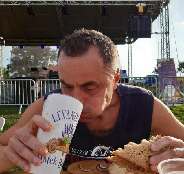 Maxijedlík v Bezděkově: Snědl deset krajíců chleba se škvarky