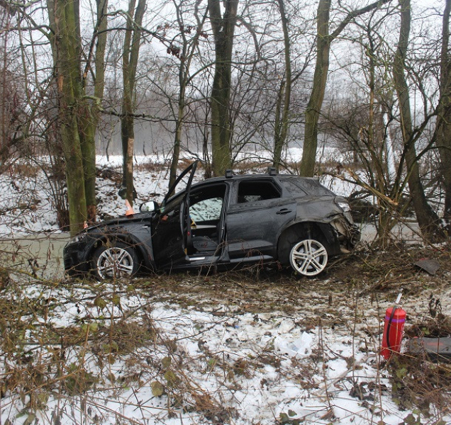 Muž nezvládl řízení a skončil ve stromě