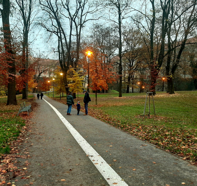 Kojenec se topil v Mlýnském potoce, zahřívali ho policisté