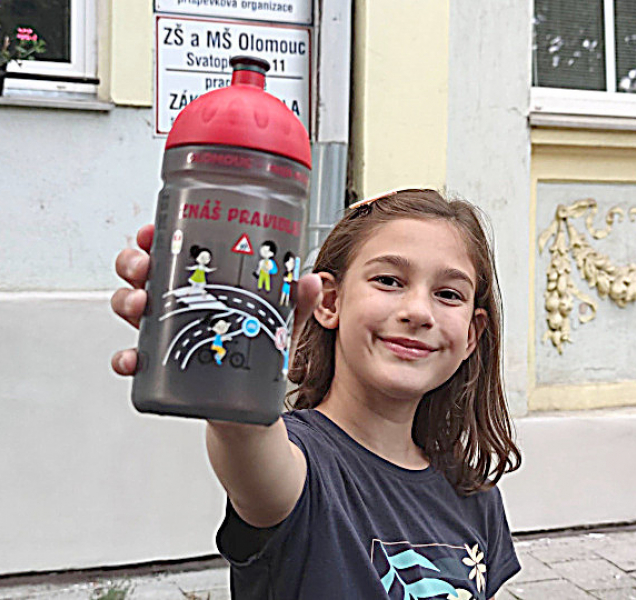 Také letos zdravé láhve pro prvňáčky od města