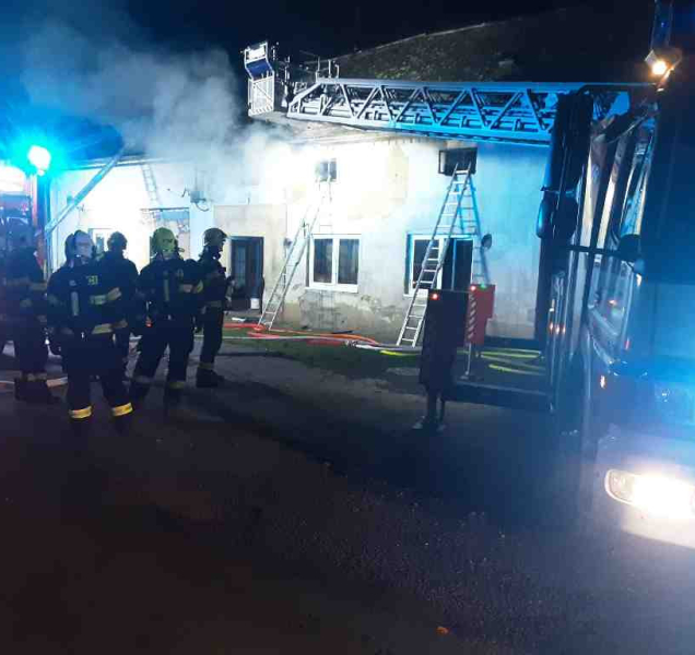 Požár střechy rodinného domu v Oplocanech