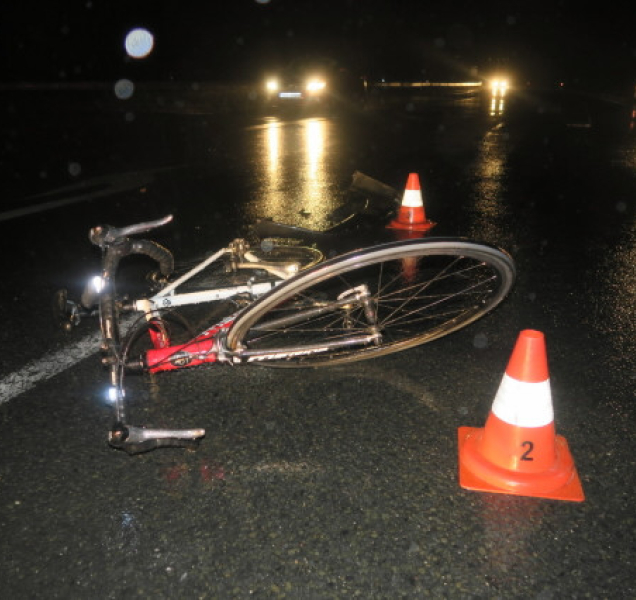 Cyklista přežil srážku se dvěma auty