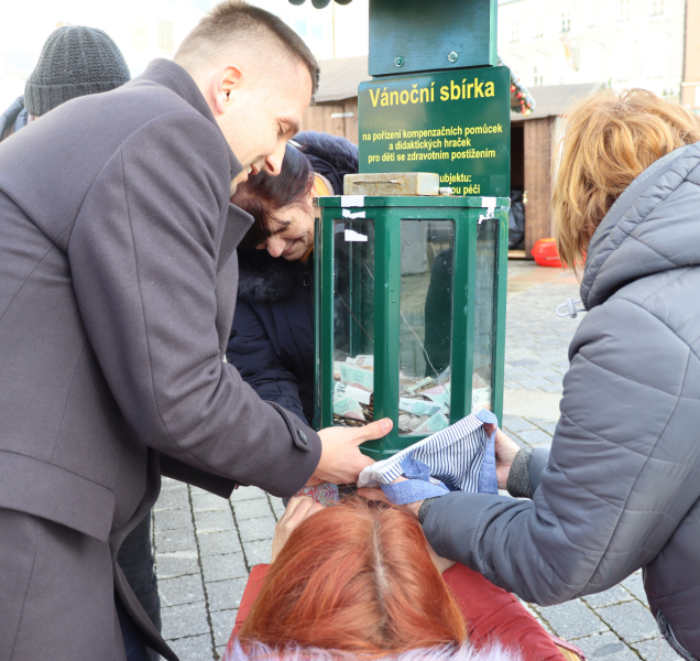 Kasička na náměstí je magnetem pro zloděje. Tentokrát odolala