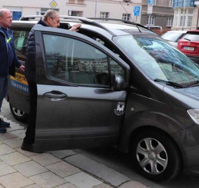 Senior taxi: Na úřady se dostanou penzisté za pár korun. Kromě Olomouce