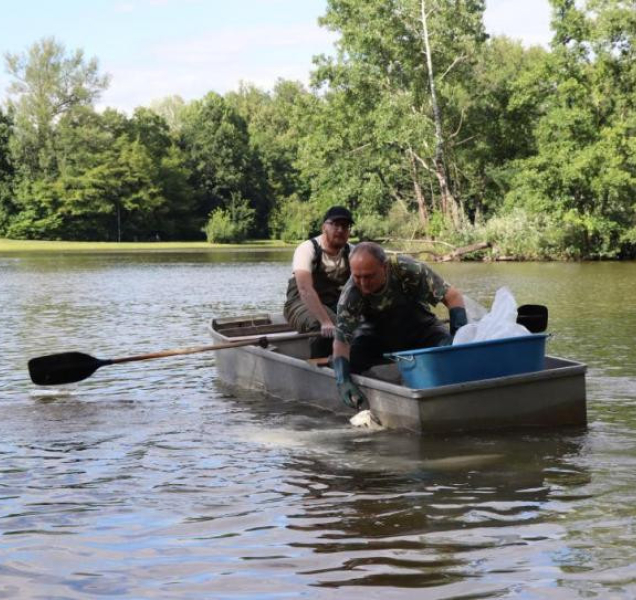 V Přerově čistí přírodní koupaliště Velká Laguna