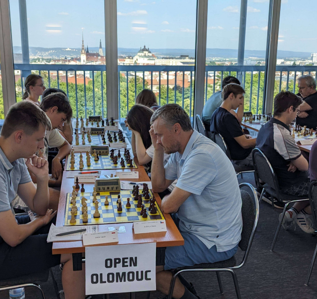 Šachisté z celého světa v Olomouci. Dnes simultánka na náměstí