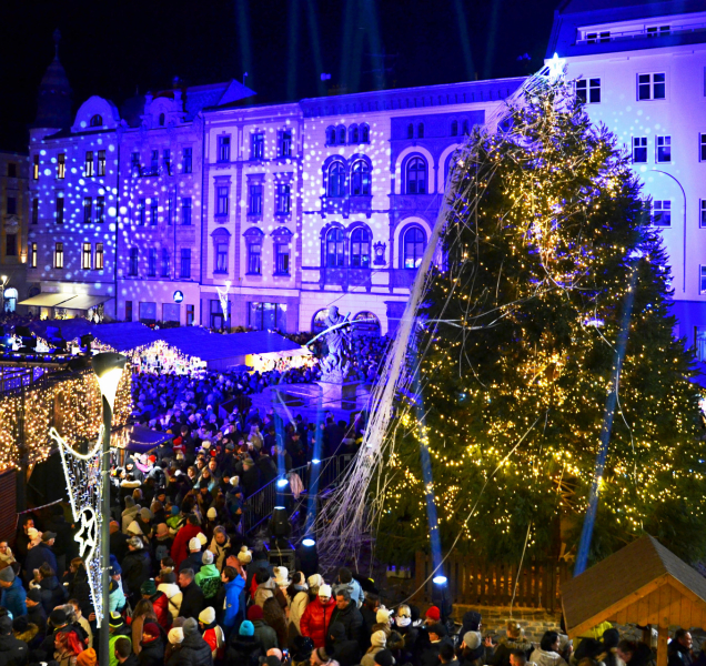Vánoční strom na Horním náměstí už září. Dostal jméno Floriánek