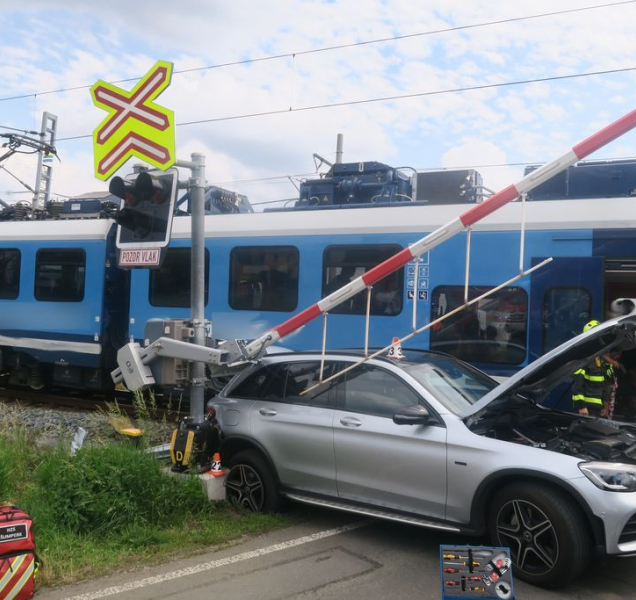 Vlak narazil v Šumperku do osobního vozu