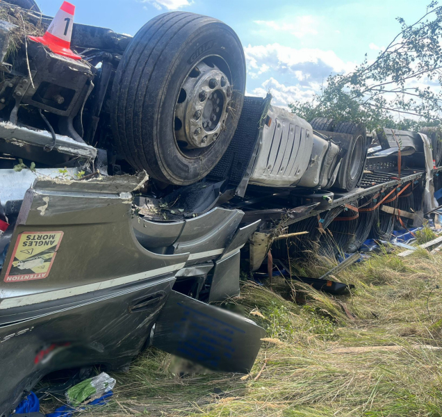 Náklaďák spadl z dálnice, šofér musel letecky do nemocnice