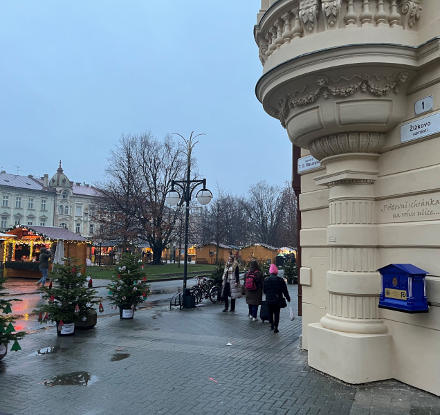 Prostějov poctil Jiřího Wolkera modrou poštovní schránkou