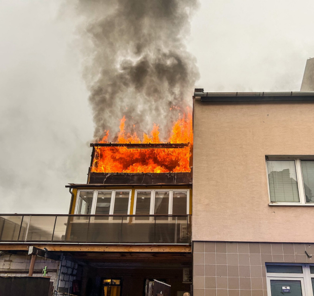 Hasiči bojovali s požárem budovy v Prostějově, jeden zraněný
