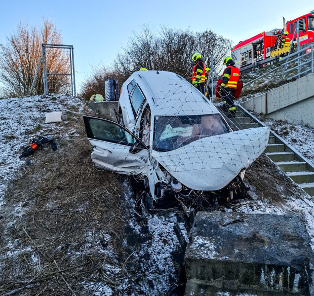 Čtyři zaklínění zůstali v autě po nehodě na dálnici D35