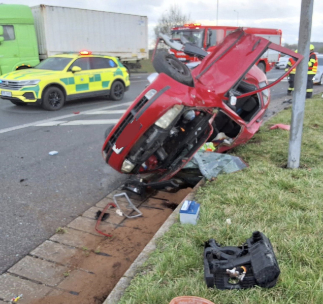 Zraněný muž ztratil vědomí, z auta ho museli hasiči vystříhat