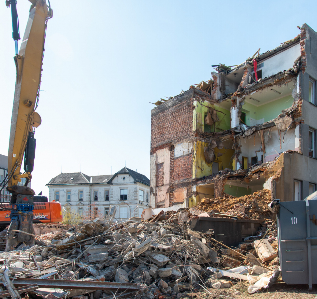 Stará budova v areálu fakultky ustoupí parčíku