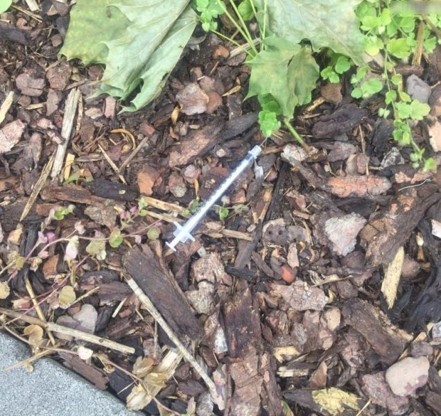 V ulicích Olomouce se povalovaly injekční stříkačky