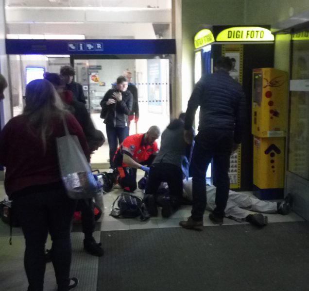 Napadení muže na nádraží: Cestující šli ihned resuscituovat!