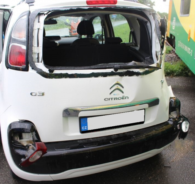 U Prostějova stálo auto na kolejích, došlo k srážce s vlakem