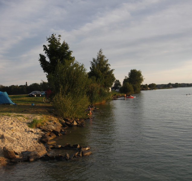 Pozor! Okolo Nákla brousí úchyl, láká děti na bonbony
