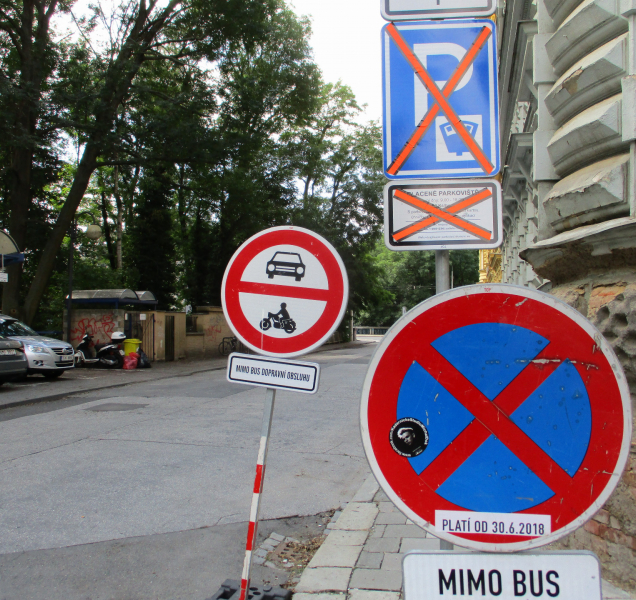 Dopravní kolaps u Paláce: Přibyla zákazová značka