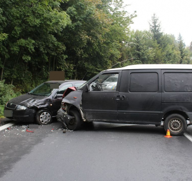 Mezi Horní Loděnicí a Lipinou bourala dvě osobní auta