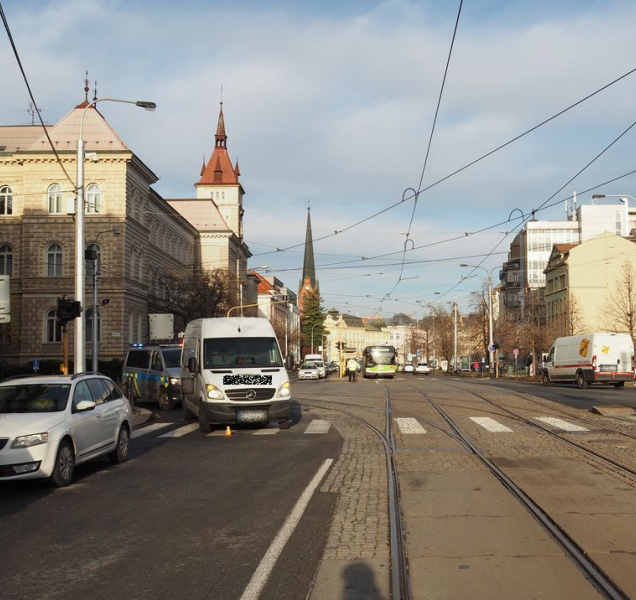 V Olomouci u Drápala srazila dodávka ženu