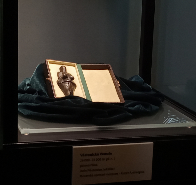 Věstonická venuše je k vidění ve vlastivědném muzeu v Olomouci