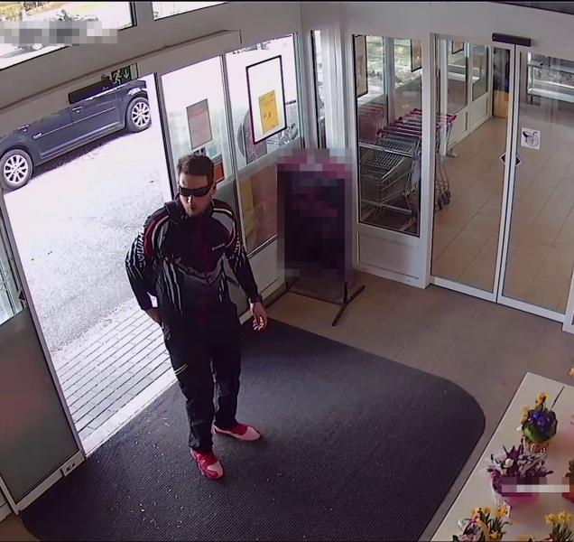 Policisté pátrají po muži, který platil falešnou bankovkou