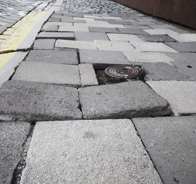 Achillovy paty Olomouce: zlé dlaždice v ulicích