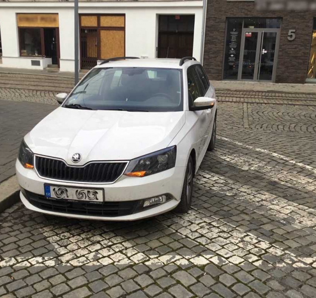 Muž z Olomouce si se zákazem řízení skočil autem pro rohlíky