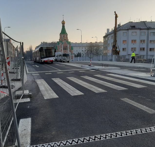Práce kolem mostu v Komenského ulici pokračují