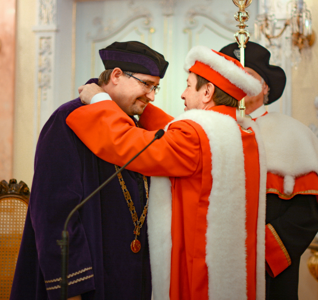 Rektor Univerzity Palackého uvedl do funkce dva nové děkany