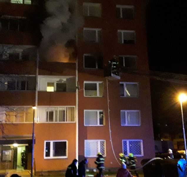 V Uničově v Dukelské ulici hořelo, dva zranění