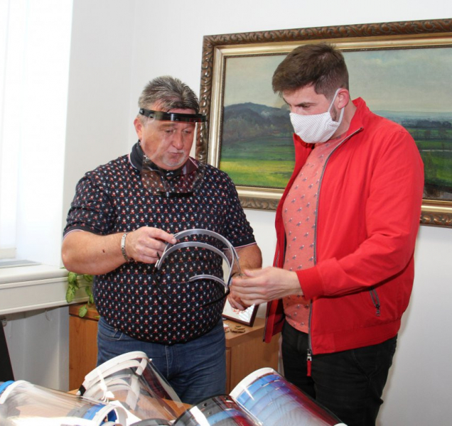 Průmyslovka vyrobila ochranné štíty pro dětské domovy