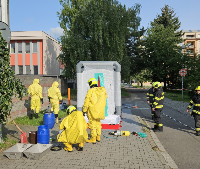 Kyseliny v laboratoři UP zranily jednu ženu