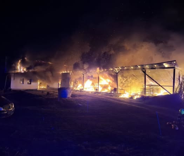 Plameny zachvátily stodolu i část rodinného domu