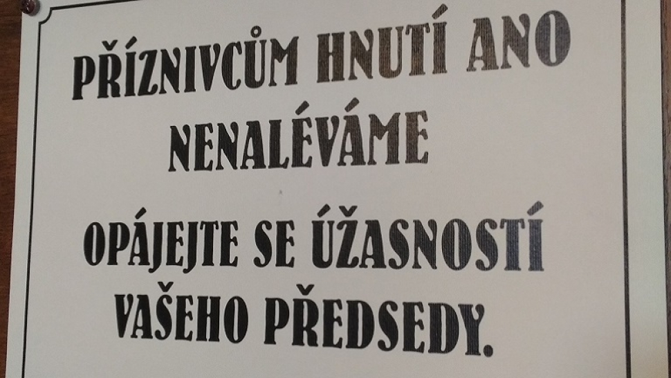 Cedule „babišovcům nenaléváme“ je v pořádku, rozhodla inspekce