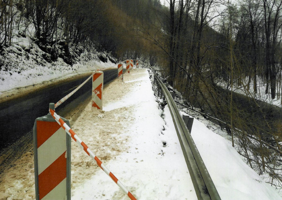 Sesuv půdy u Hanušovic stále komplikuje dopravu