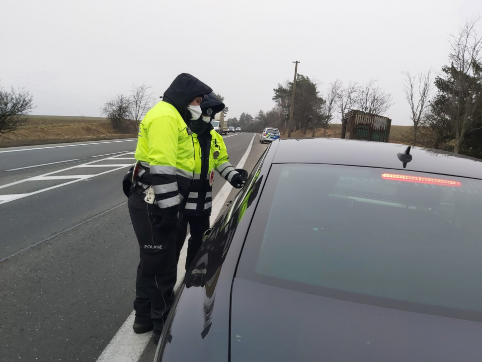 Neprojedete dál, slyšela včera stovka řidičů na hranicích okresů