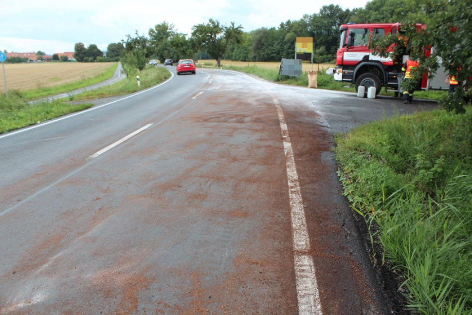 Řidiči mezi Uničovem a Šumvaldem klouzali na rozlité naftě