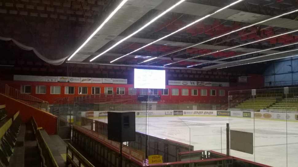 Najdete na fotografii fanoušky Pévéčka? Nejsou tam. A Pospíšil jich čekal plný stadion...