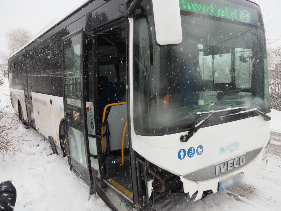 Autobus havaroval, když se vyhýbal protijedoucímu autu