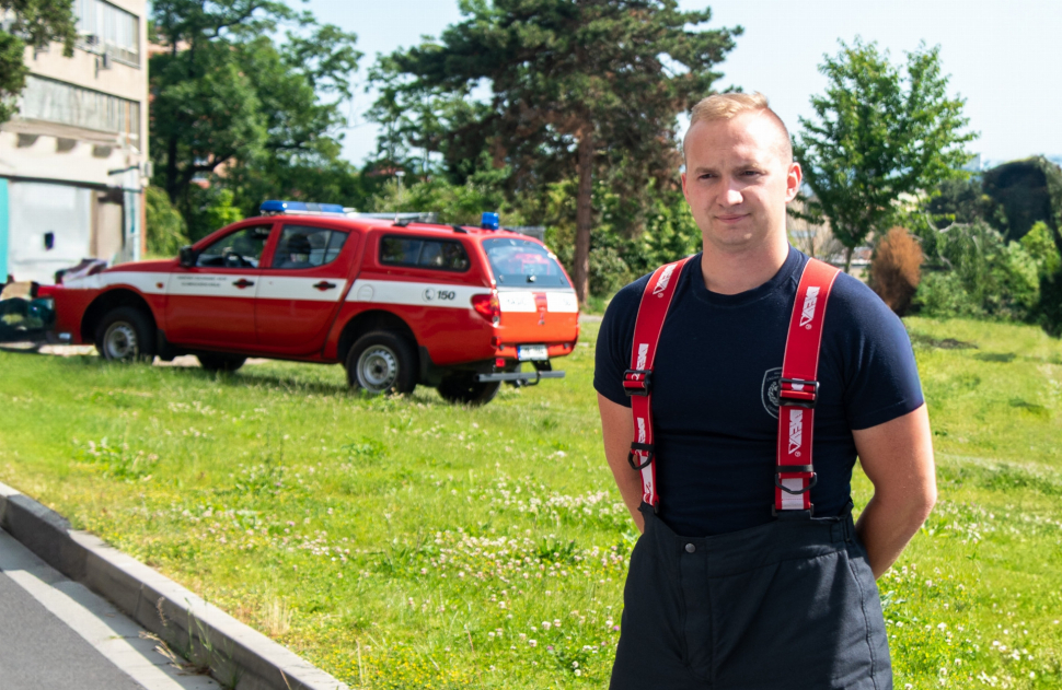 Zázrak silné vůle a profesionální péče, říkají o zachráněném hasiči