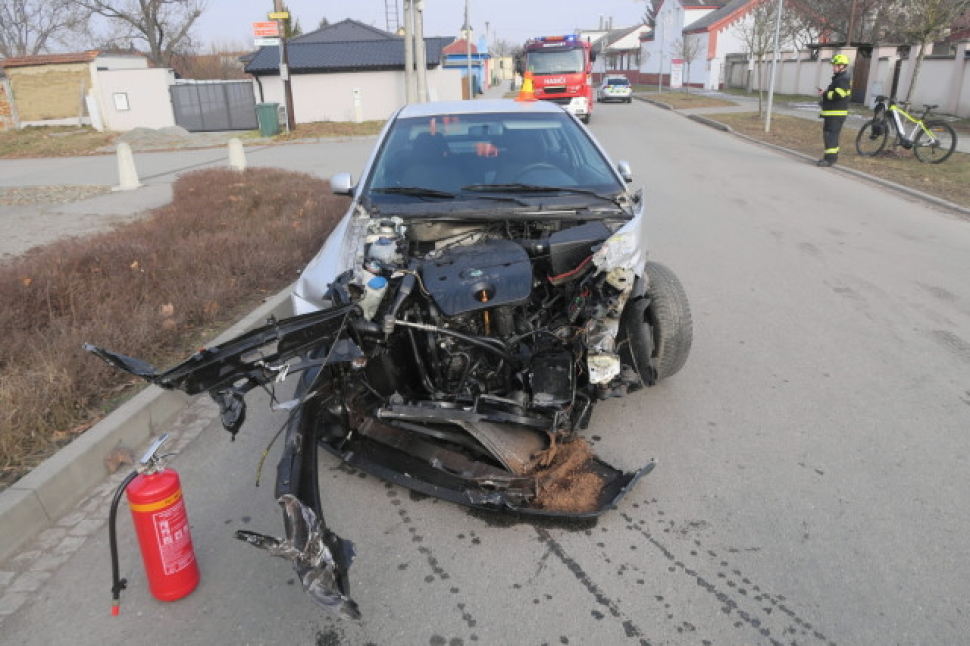 Oslněný senior vjel pod vlak, stáli při něm všichni svatí