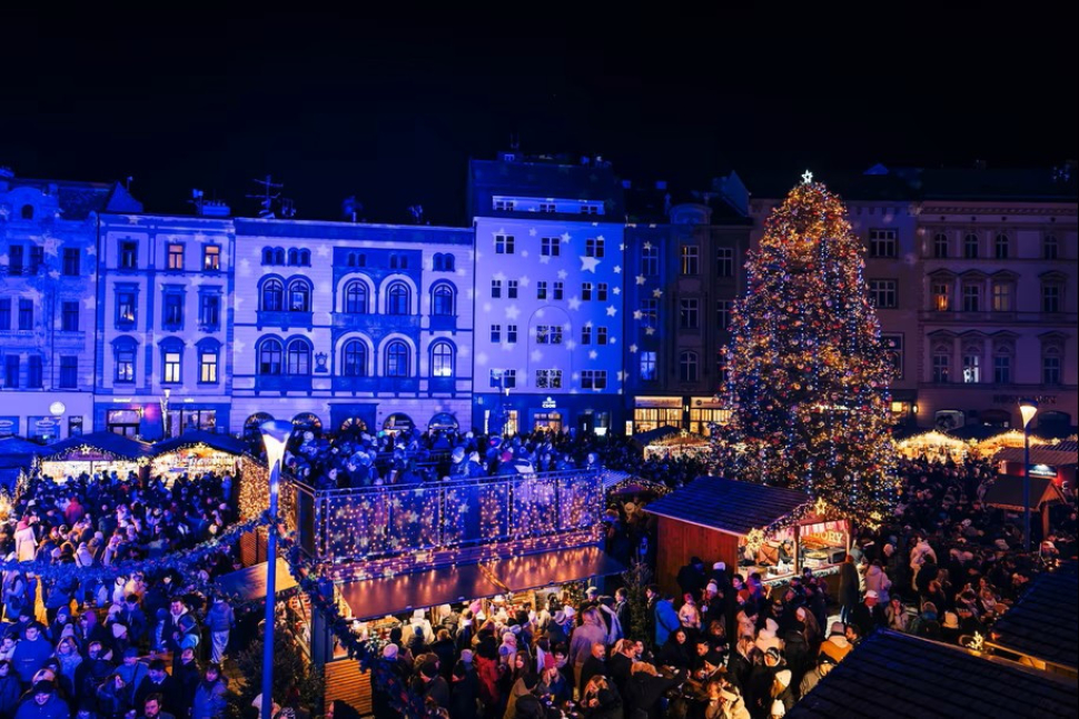 Trhy jsou zahájeny a vánoční strom září