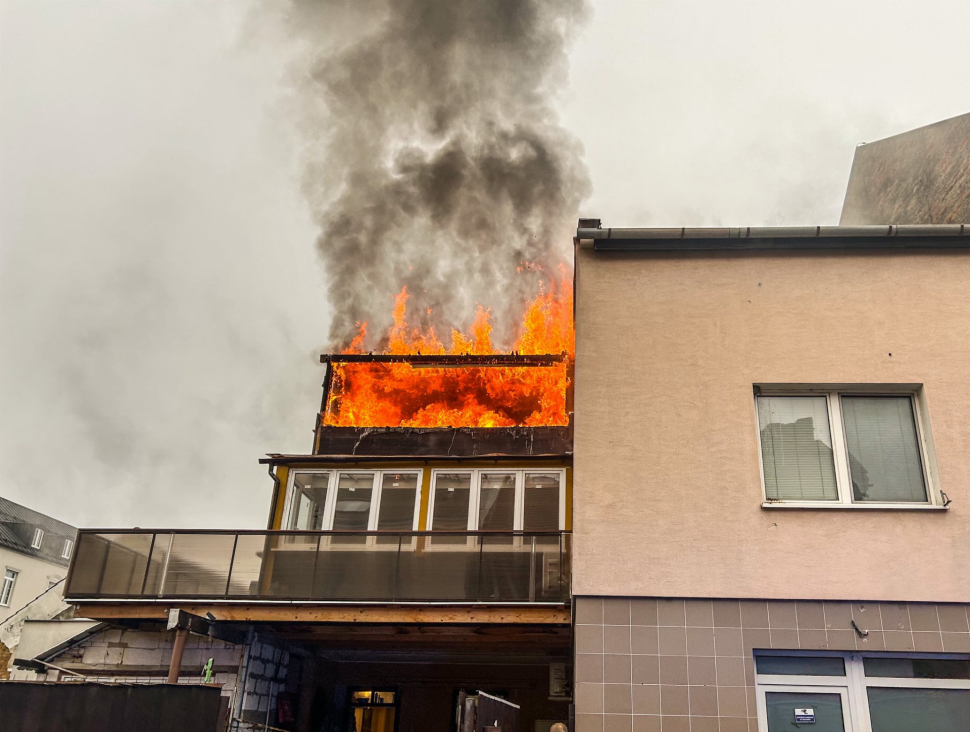 Hasiči bojovali s požárem budovy v Prostějově, jeden zraněný