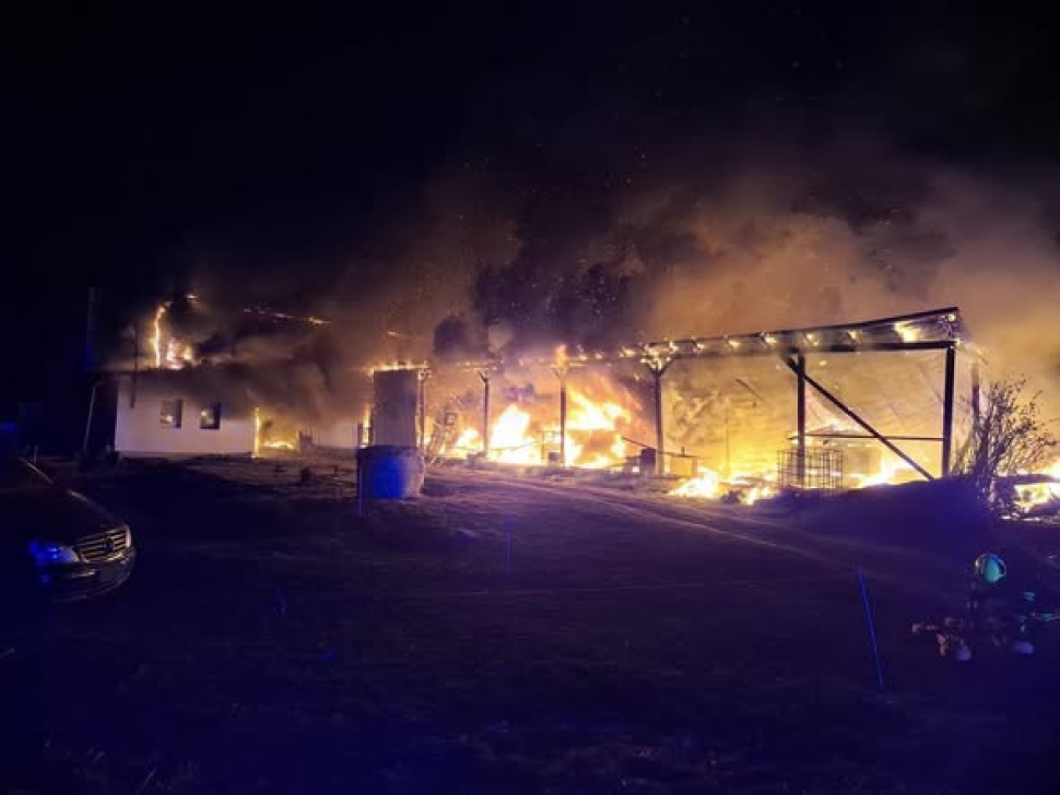 Plameny zachvátily stodolu i část rodinného domu