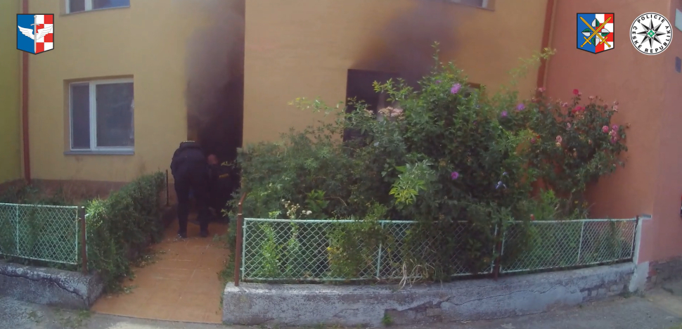 Policisté zachránili muže z hořícího domu